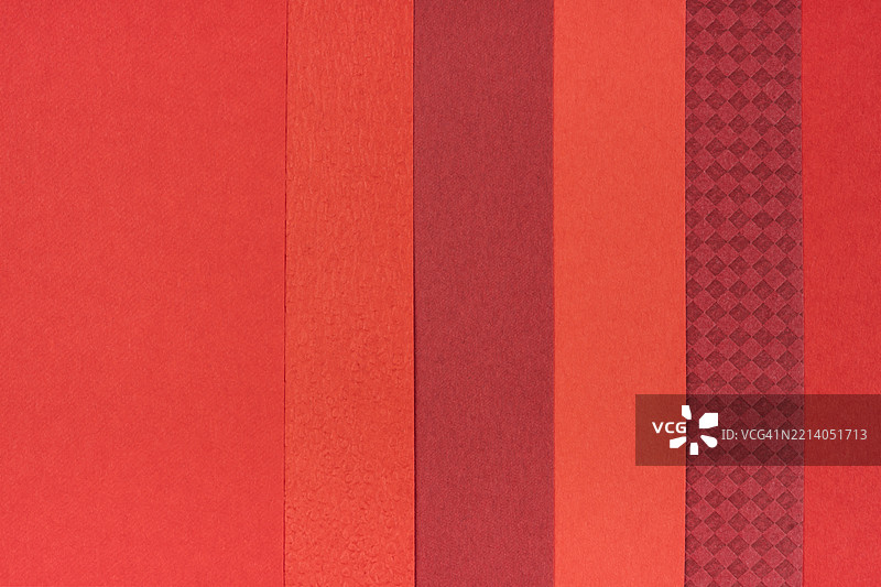 抽象的红色纸张堆叠纹理作为背景。图片素材