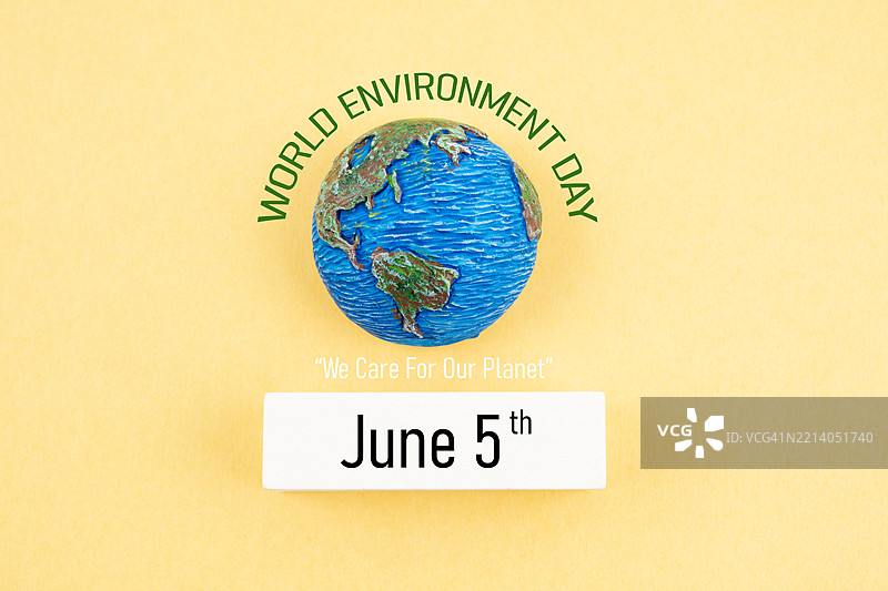 黄色背景上的地球仪或地球，6月5日 - 世界环境日。图片素材