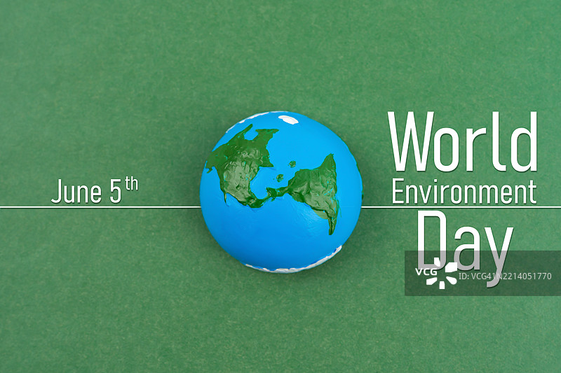 绿色背景上的地球仪或地球，6月5日 - 世界环境日。图片素材