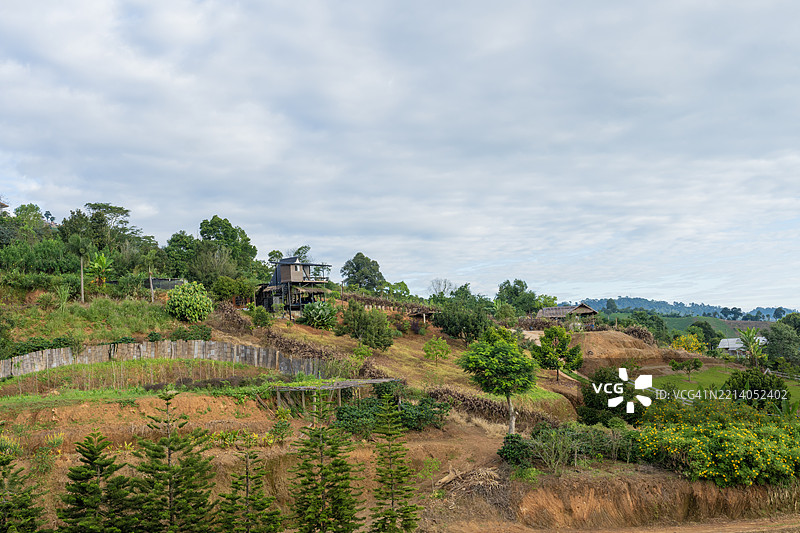 泰国清莱多伊昌著名旅游胜地的蓝天山景房屋图片素材