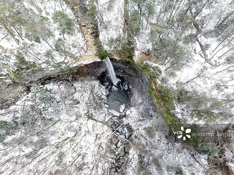 雾雪缭绕的山脉美景与溪流图片素材