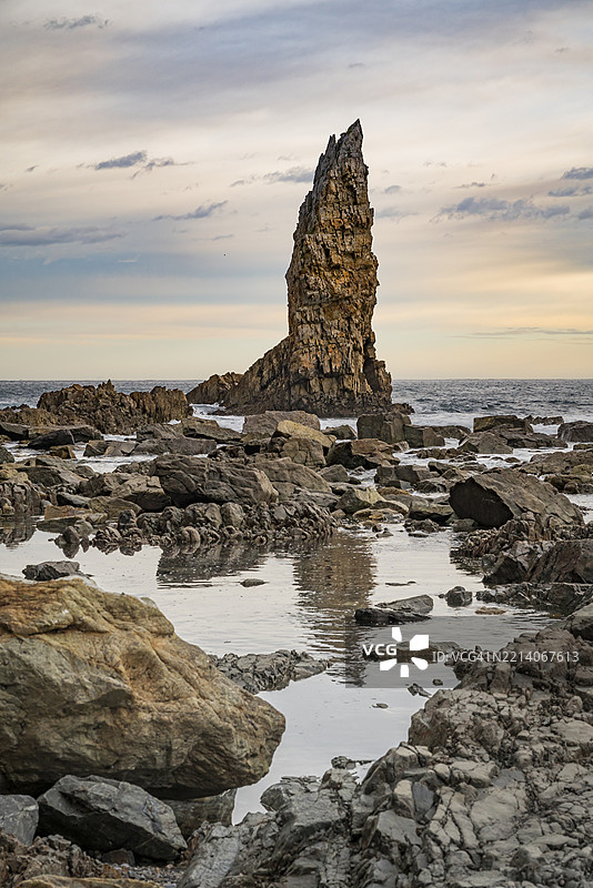 西班牙阿斯图里亚斯州波尔蒂苏埃洛海滩的海堆皮埃德拉·埃尔·奥利奥图片素材