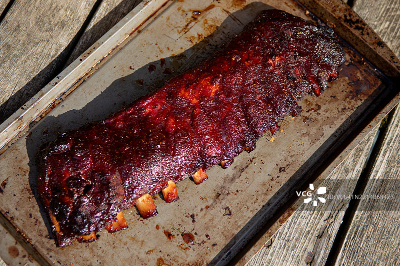 托盘上的整排烟熏猪肋排图片素材