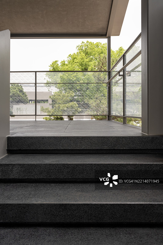 俯瞰树冠的钢制栏杆平台图片素材