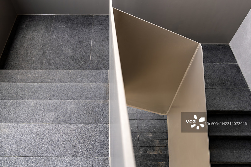 带有角度隔断的分层楼梯间图片素材