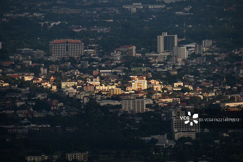美丽的清迈城市风景，从素贴山顶俯瞰图片素材