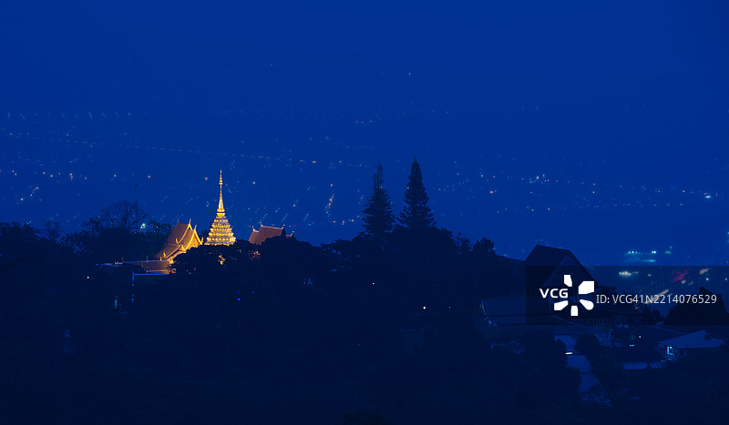 美丽的夜景灯光，素贴寺，清迈市背景图片素材