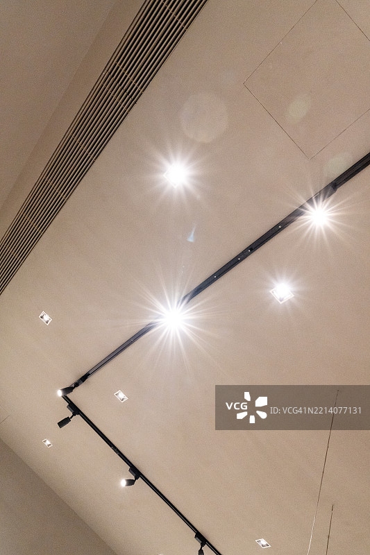 带灯和通风口的天花板图片素材