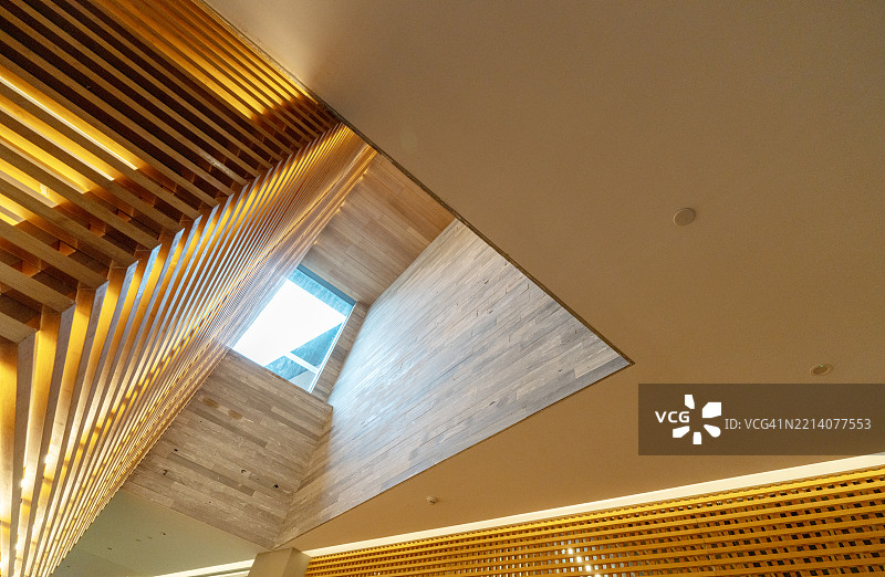 现代室内设计，几何图案与自然光结合图片素材