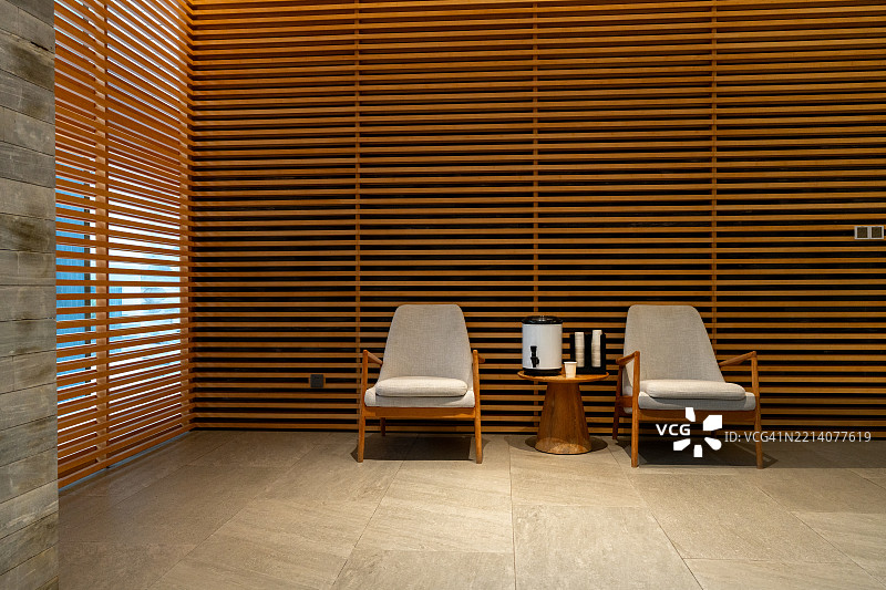 现代简约风格的候诊室，配有木条和灰色扶手椅图片素材