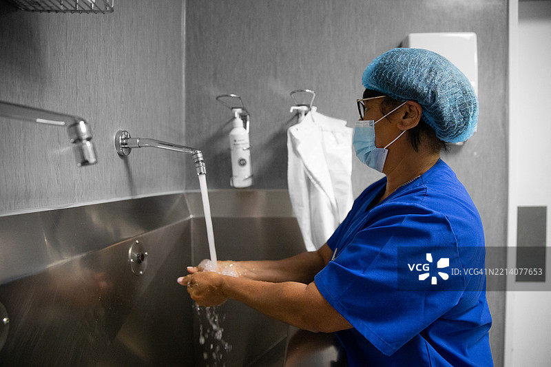 女外科医生在进入手术室前洗手图片素材