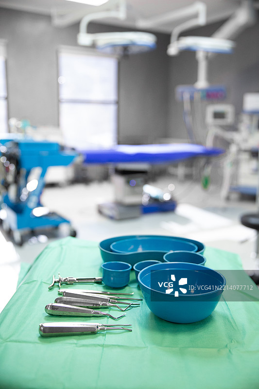 手术器械放在托盘上图片素材
