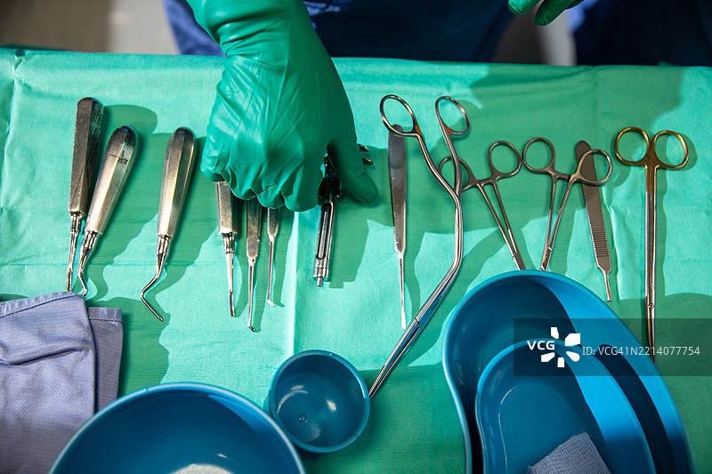 手术工具放在桌子上图片素材