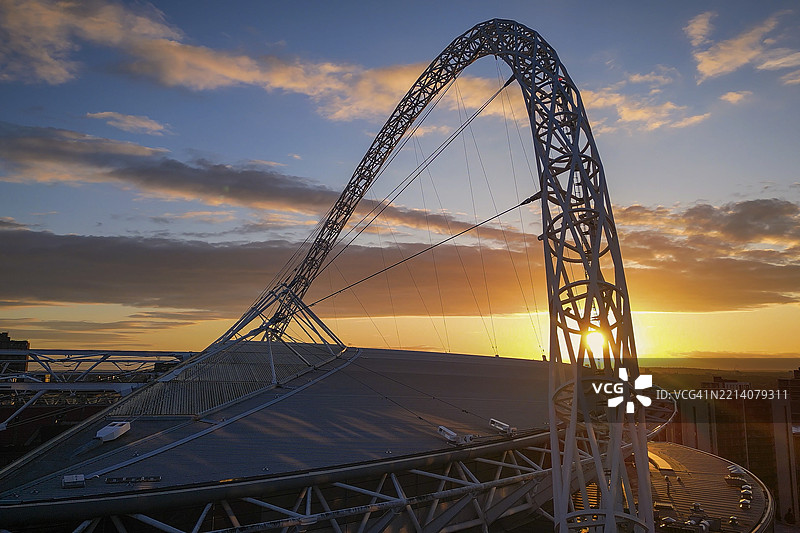 标志性温布利体育场拱门背后的日落鸟瞰图图片素材