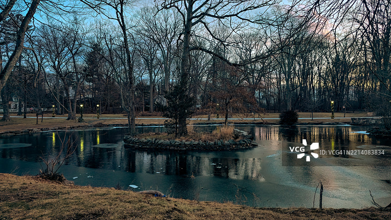 康涅狄格州诺沃克的湖泊美景与天空相映图片素材