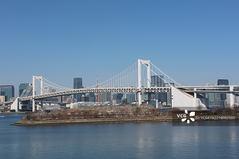 悬索桥在天空中的景观图片素材