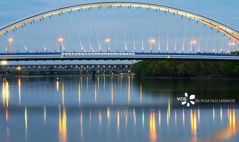 夜晚河上桥的景观图片素材