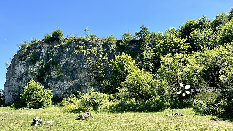 克拉科夫斯卡尔基·特瓦尔多夫斯基的全景照片，岩石被树木环绕。图片素材