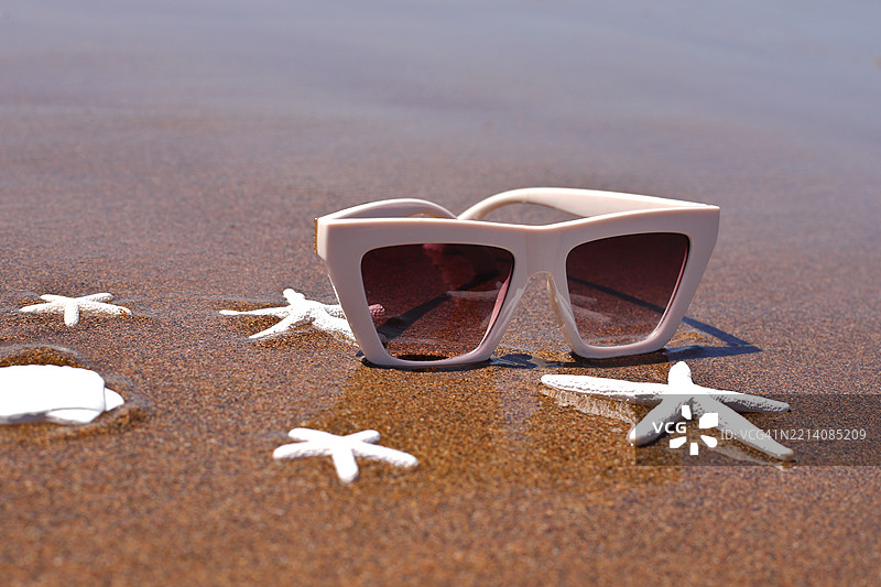 沙滩上的太阳镜，夏季海滩配饰，时尚眼镜，西班牙图片素材