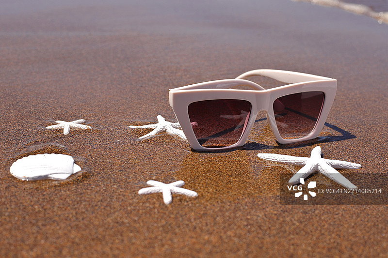 沙滩上的太阳镜，夏季海滩配饰，时尚眼镜，西班牙图片素材