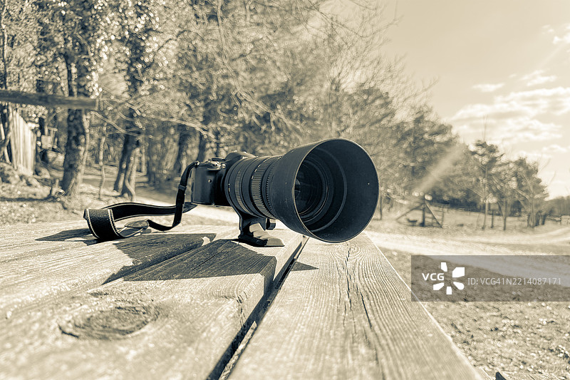田野上的相机特写图片素材