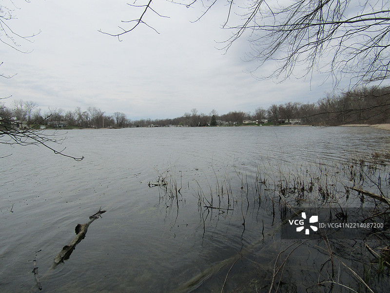 印第安纳州哥伦比亚市湖泊与天空的美丽景色图片素材