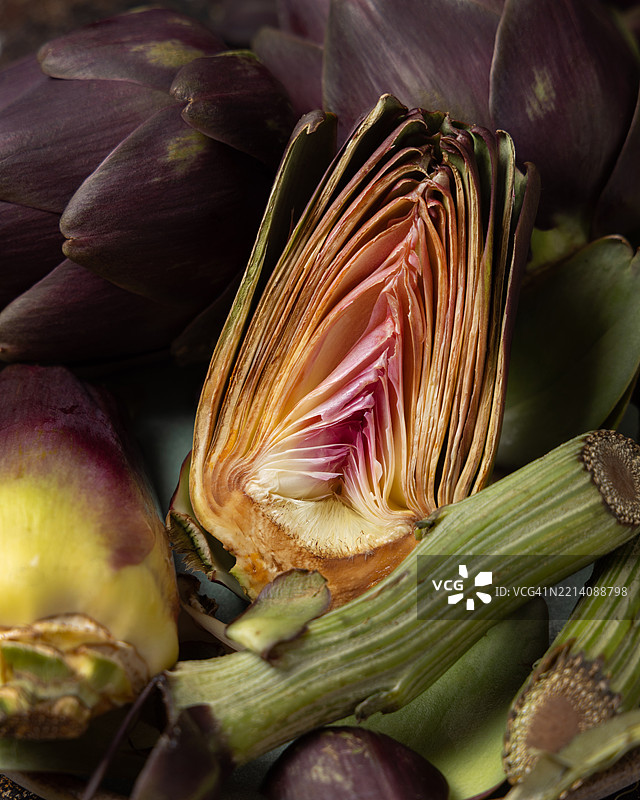 切开的紫色生朝鲜蓟特写 新鲜意大利蔬菜来自农贸市场图片素材