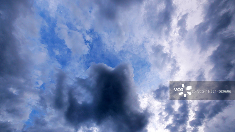 阴郁的天空,灰色到黑色的云朵。法国,上萨瓦省,埃维昂-莱-班。阳光。自然色彩。图片素材