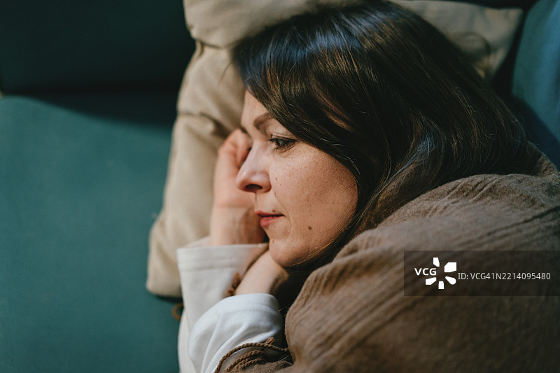 躺在沙发上的女人肖像图片素材