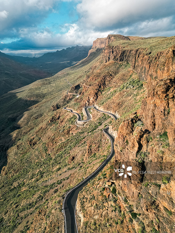 高角度俯瞰西班牙帕尔马斯的山路与天空图片素材