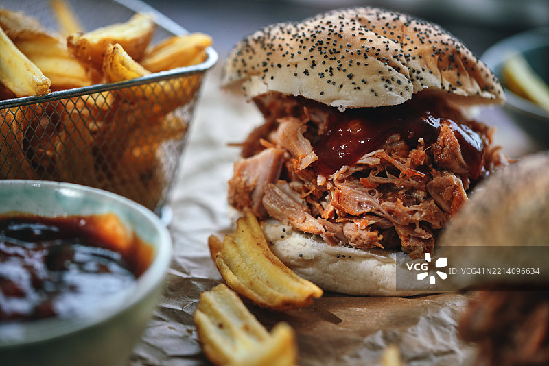 拉猪肉汉堡配薯条图片素材