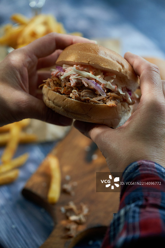 拉猪肉汉堡配薯条图片素材