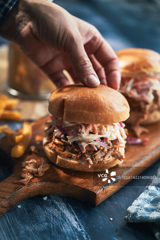 拉猪肉汉堡配薯条图片素材