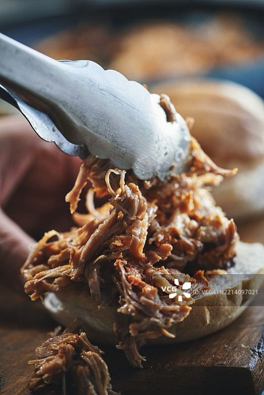 准备撕扯猪肉汉堡图片素材