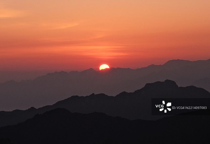 中国橙色天空下山脉剪影的美丽景色图片素材