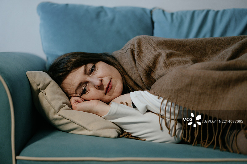 躺在沙发上的女人肖像图片素材