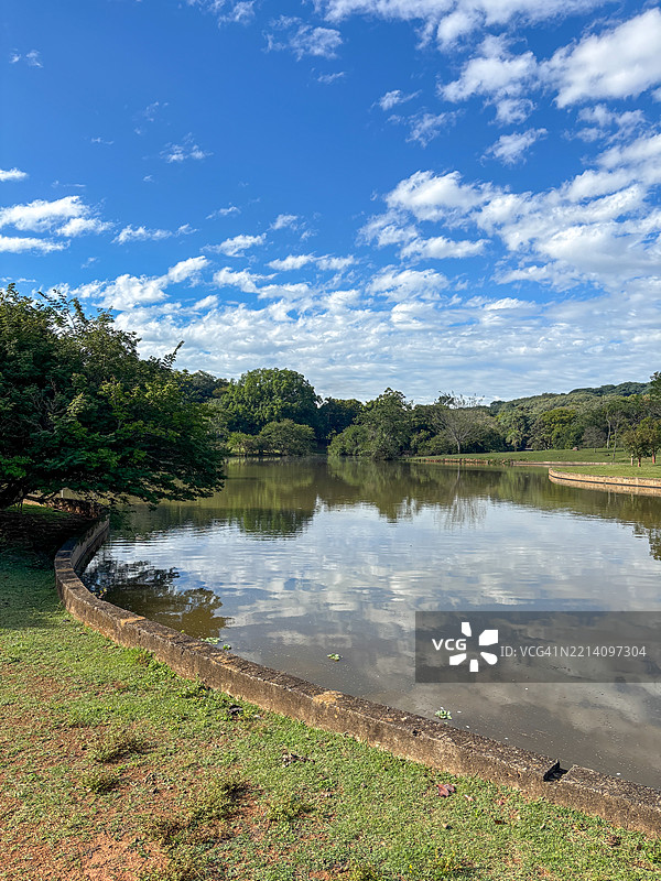 巴西坎皮纳斯湖泊与天空的美丽景色图片素材