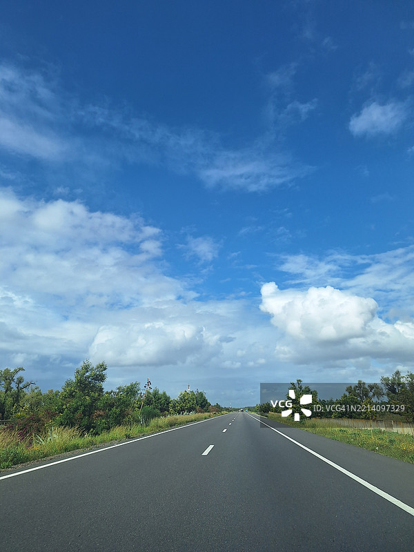 空旷的道路与天空相映图片素材