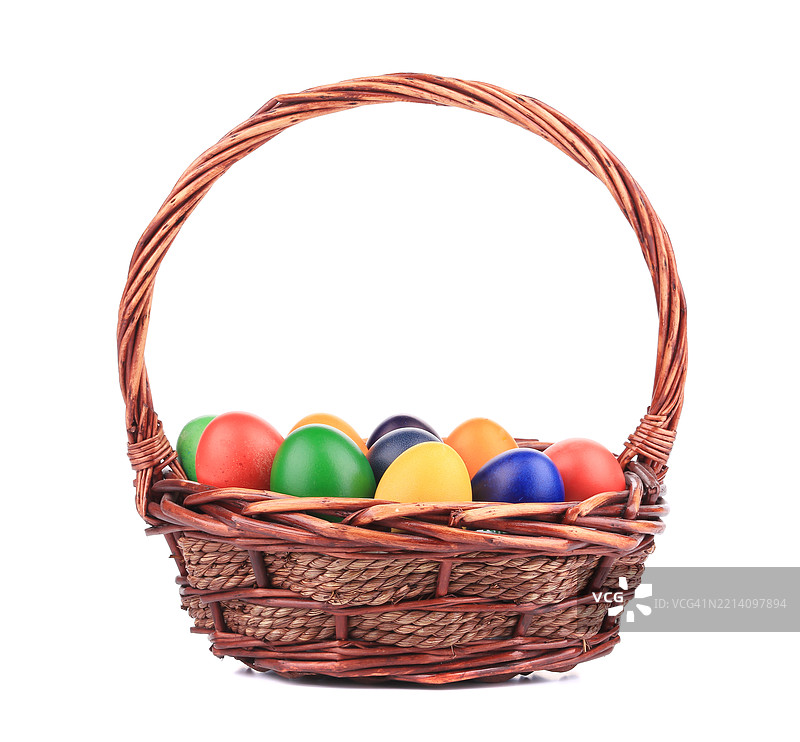 白色背景下篮子里的复活节彩蛋特写图片素材