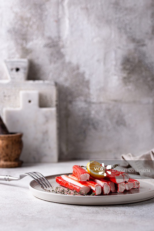 餐桌上盘子里的食物特写图片素材
