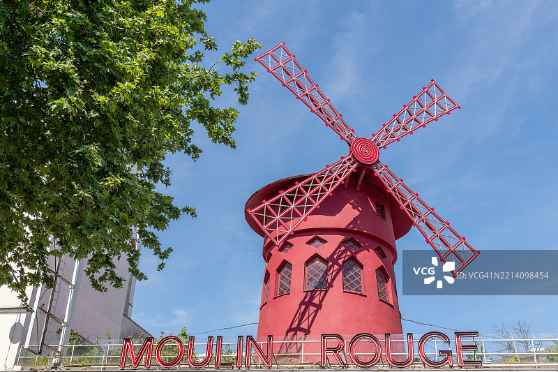 巴黎红磨坊的风车图片素材