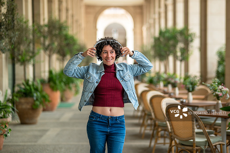 戴着耳机享受音乐的游客图片素材