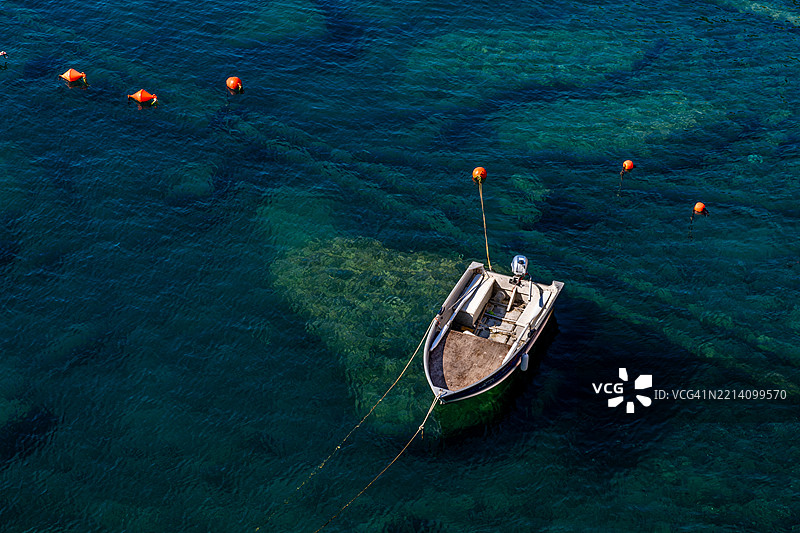 高角度视图的船只在海上图片素材