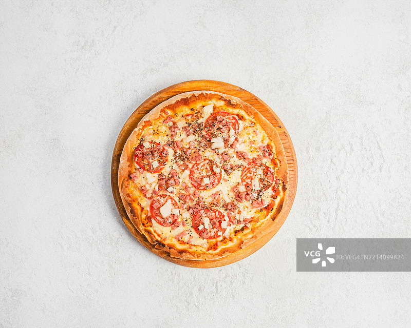 新鲜出炉的番茄奶酪披萨放在木盘上图片素材