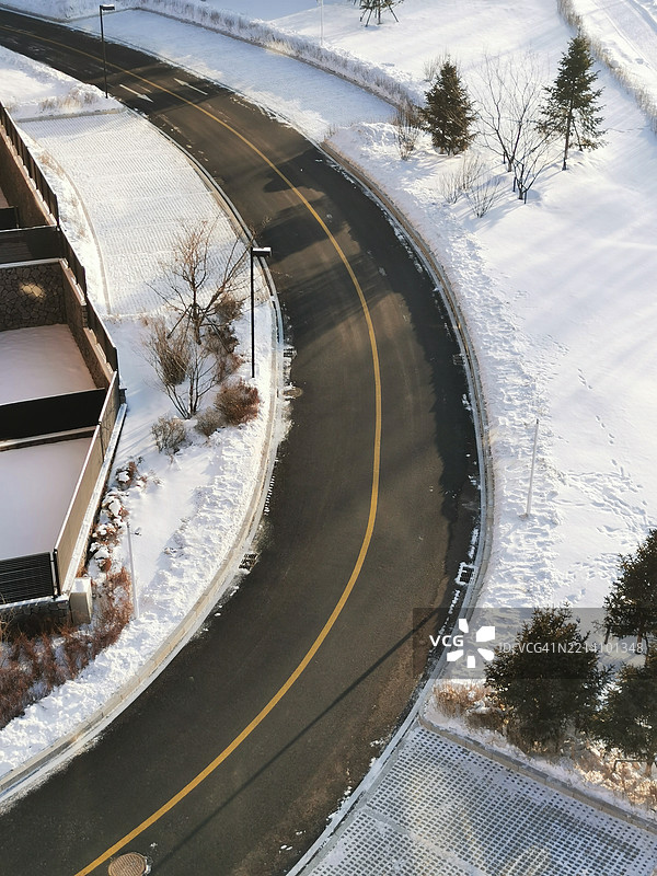 雪覆盖的道路俯视图图片素材