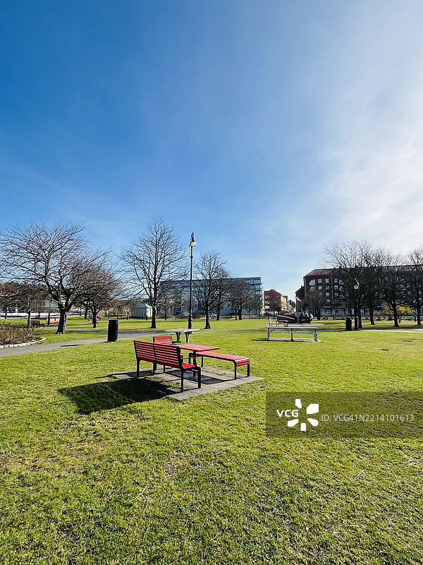 公园里空荡荡的红色长椅，瑞典图片素材