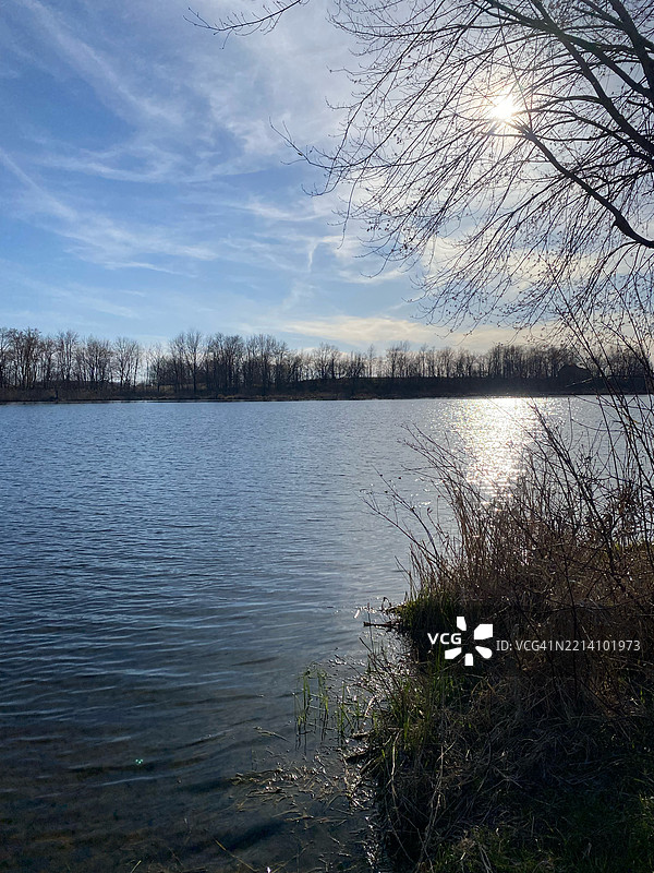 印第安纳州肯德尔维尔的湖泊美景与天空相映成趣图片素材
