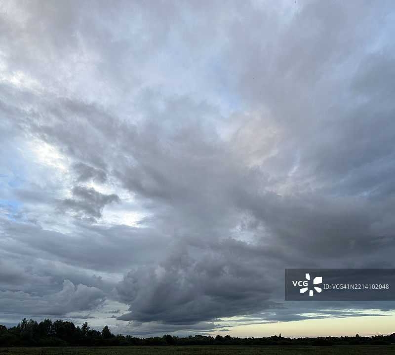 塔尔图，塔尔图马，爱沙尼亚，2023年9月，绿色田野上空的戏剧性暴风云图片素材