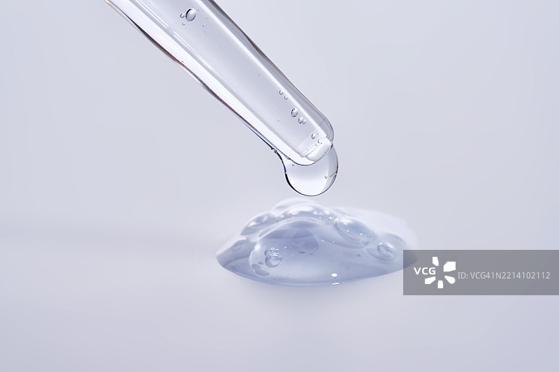 水花溅起，背景为白色图片素材