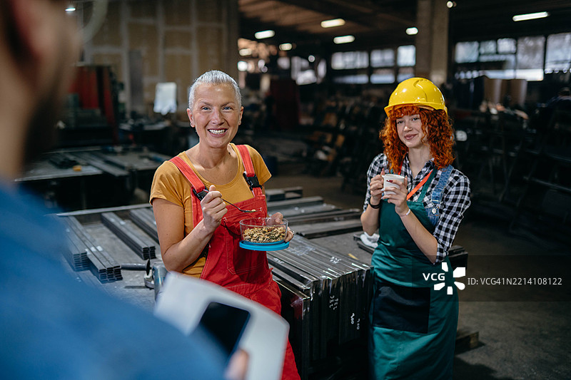 开心因为我们有彼此来完成工作图片素材
